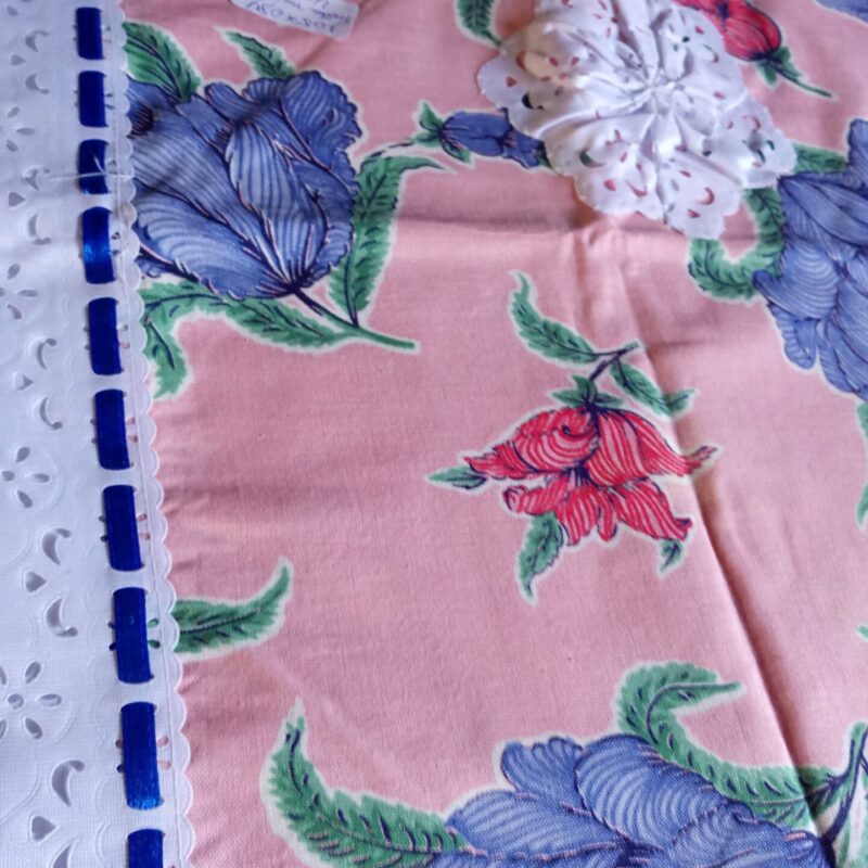 Toalha Mesa com barramento branco e azul - 1,05 x 0,84 cm